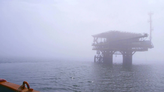 雾海中的自动化天然气生产海上平台视频