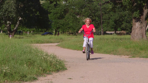 骑脚踏车的中年妇女12秒视频