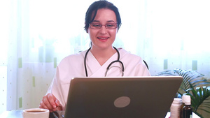 医生用笔记本电脑在线向患者提供帮助29秒视频
