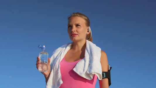 运动女孩在跑步和户外锻炼后喝水视频