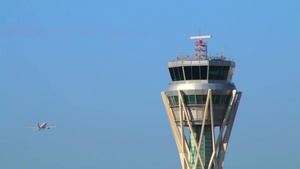 机场控制塔满负荷与飞机跨越天空29秒视频