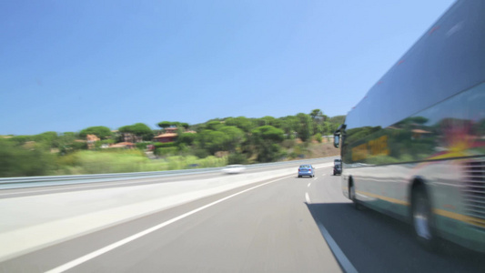 行驶在高速公路上的汽车[高等级公路]视频