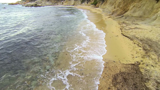 海滩沿着海岸移动视频