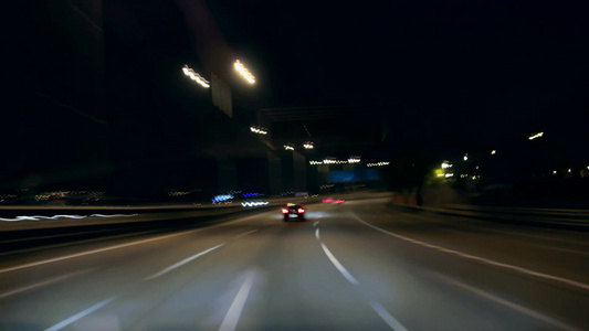 夜间快速行驶在路上视频