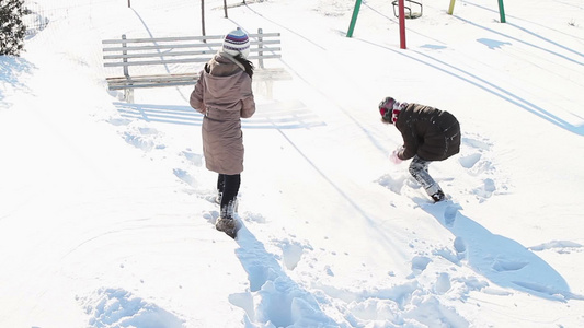 女孩们在公园的雪地里玩得很开心视频