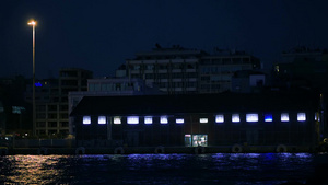 夜间河畔的游船码头14秒视频