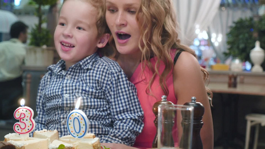 孩子过生日母子俩吹灭生日蛋糕上的蜡烛视频