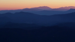 西班牙山峰与日落的光18秒视频