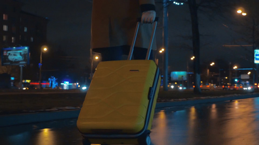 旅行者拖着行李箱在路上行走[拖箱]视频