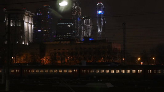 乘火车在晚上慢慢地穿过城市视频