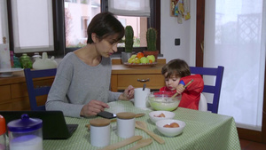 居家办公的妈妈和孩子一起在厨房做蛋糕26秒视频