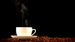 咖啡豆上的热鲜咖啡20秒视频