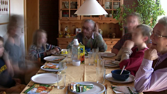 餐桌上吃饭的一家人延时视频