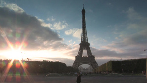 夕阳下的埃菲尔铁塔22秒视频