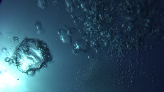 深海里上升的气泡视频