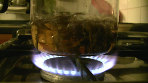 玻璃茶壶在煤气灶上加热13秒视频