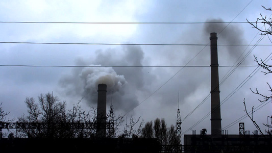 工厂经过过滤后排除的白色烟雾被风吹走视频