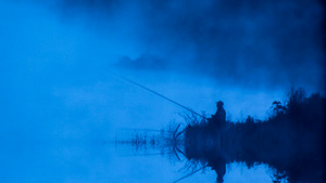 渔夫在雾湖上钓鱼14秒视频