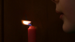 吹灭蜡烛的女孩7秒视频
