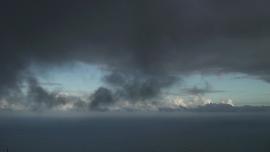 飘过海洋的灰色云延时视频