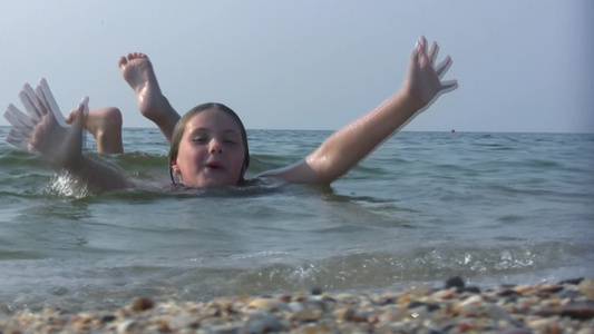 大海中的女孩挥动手脚视频