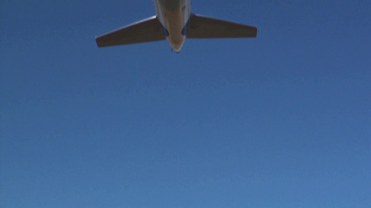 飞机从天上飞过视频
