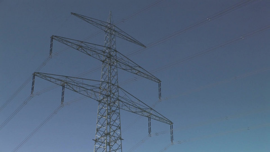 蓝色天空下的电缆塔[通信线]视频