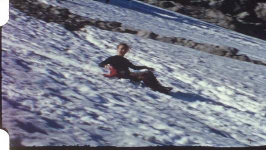从雪坡上滑下的女性视频