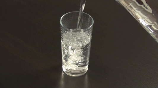 水壶往杯中倒入清水动作视频