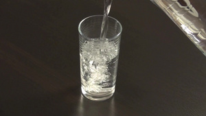 水壶往杯中倒入清水动作9秒视频