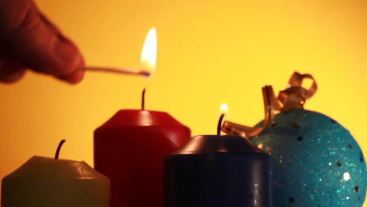 圣诞节夜里用火柴点燃蜡烛视频