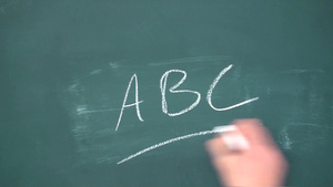 用手在黑板上写ABC5秒视频