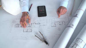 建筑师在用计算器精确计算着需要修改的设计方案图的数据20秒视频