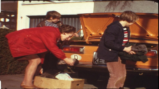 三个男孩在汽车后备箱内放置行李视频