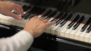 音乐家弹奏钢琴手部特写19秒视频