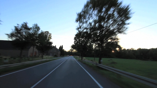 在乡村道路行驶的汽车视频