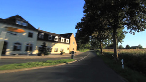 在德国行驶经过乡村的公路77秒视频