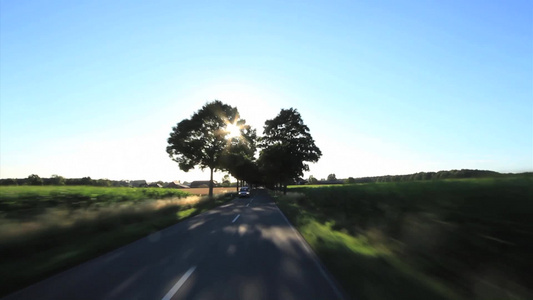 行驶在德国乡间道路上的汽车视角[两条道路]视频