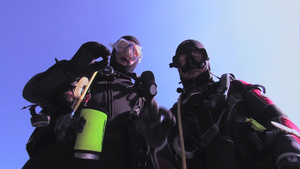 戴着潜水设备准备下水的潜水员5秒视频