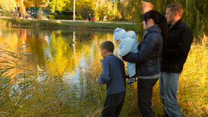 秋天全家人在池塘边游玩18秒视频