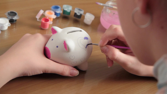 女孩画猪币盒视频