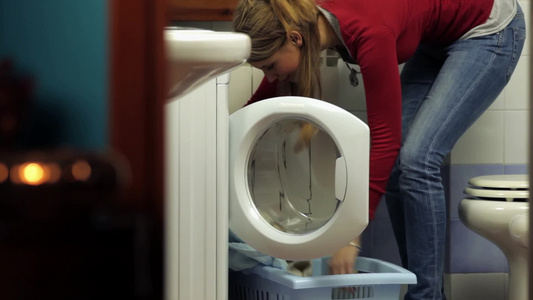 年轻的女人在浴室洗衣服[二十多岁]视频