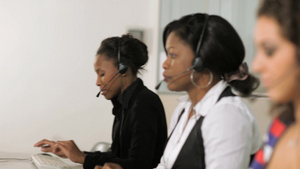 呼叫中心电话中交谈的女性代表14秒视频