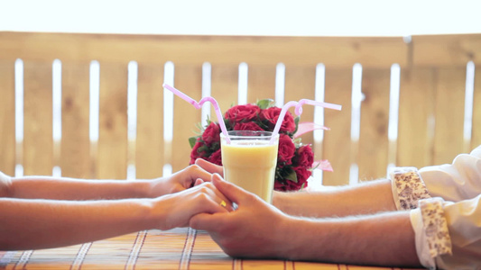 咖啡馆约会的情侣牵手视频