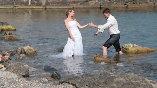新娘和新郎在海滩拍婚纱照视频
