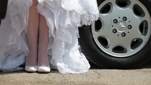 新娘的脚穿着婚纱从车里出来9秒视频