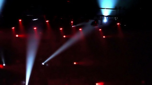 在摇滚音乐会上闪烁闪光灯和聚光灯10秒视频