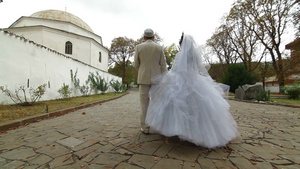 克里米亚新婚夫妇走过巴赫奇萨莱宫公园16秒视频