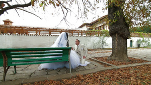 克里米亚鞑靼一个男人在公园长廊旁向女人求婚23秒视频