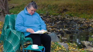 公园里读书的妇人29秒视频